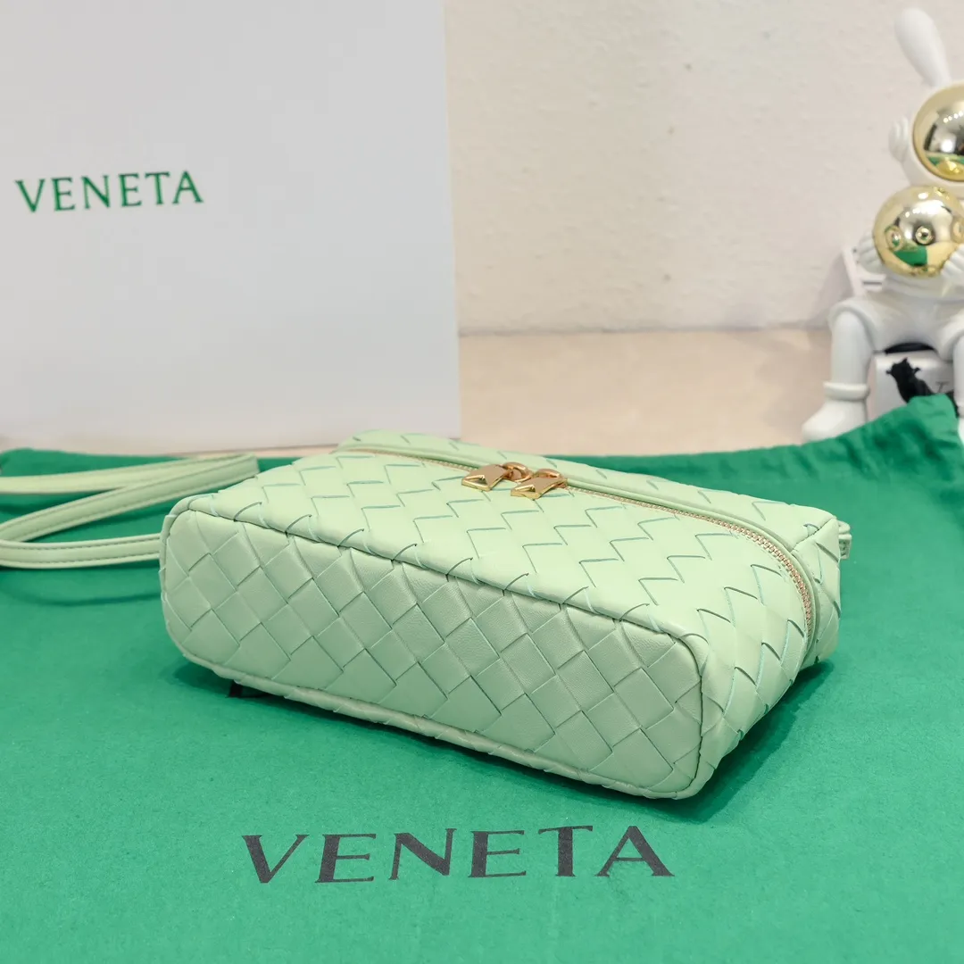 Batch 1360 Bottega Veneta 24 spring and summer woven zipper crossbody bag. A crossbody bag that can be used as a cosmetic bag. The exquisite weaving and compact body are an indispensable accessory for the upcoming summer. The double zipper also better protects the bag. It has a large capacity. If you like it, don’t miss it. Style number: 9109 Size: 22*12.5*5cm